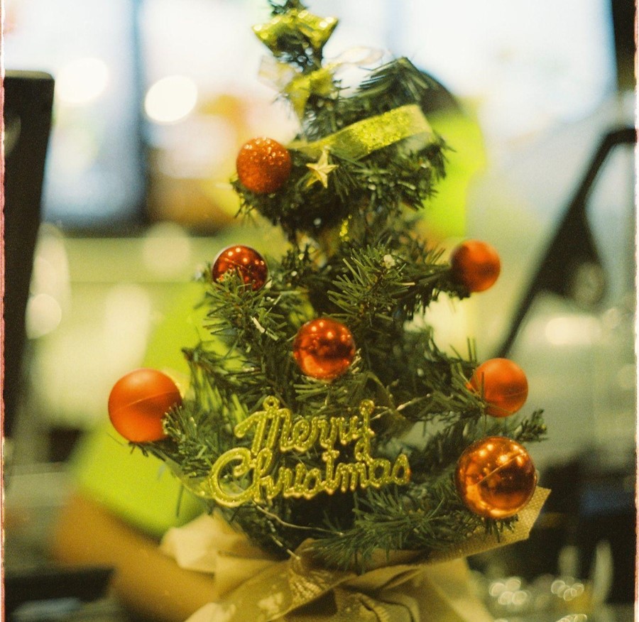 King of Christmas: Lighted Tree Toppers that Spark Love